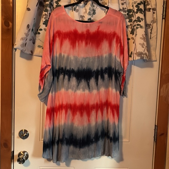 Tie-Dye V-Neck Women's Top - Red and Black - Picture 3 of 3